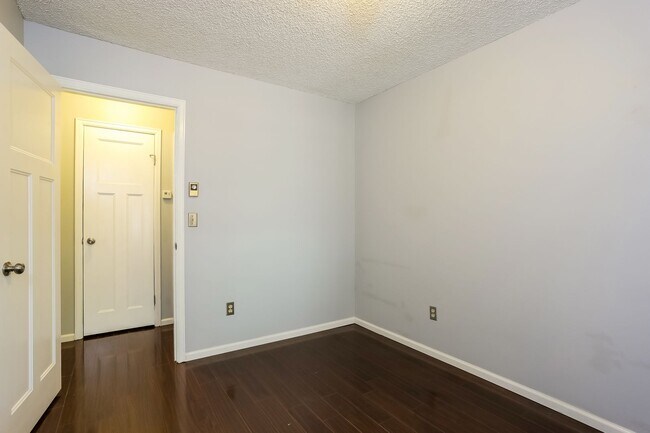 Building Photo - 824 Kimball Rd