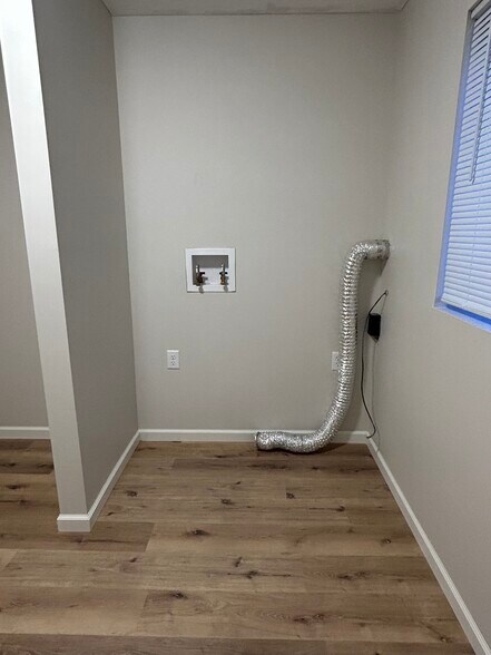 In-unit laundry hook-up - 1406 W Division St