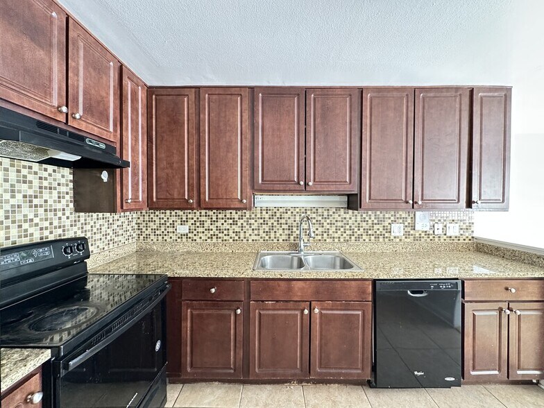 Building Photo - 1004 S River Rd