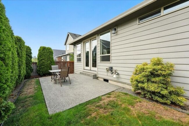 Building Photo - Elegant 3-Bedroom Fully Furnished Home wit...