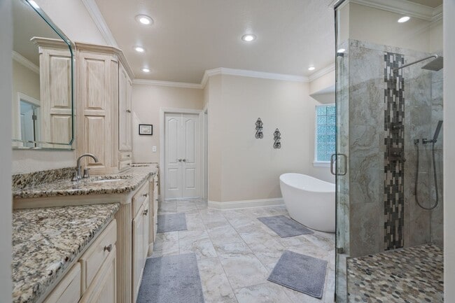 Building Photo - Luxury Living