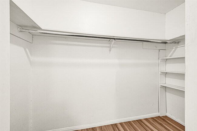 Building Photo - 13327 N Thorntree Dr