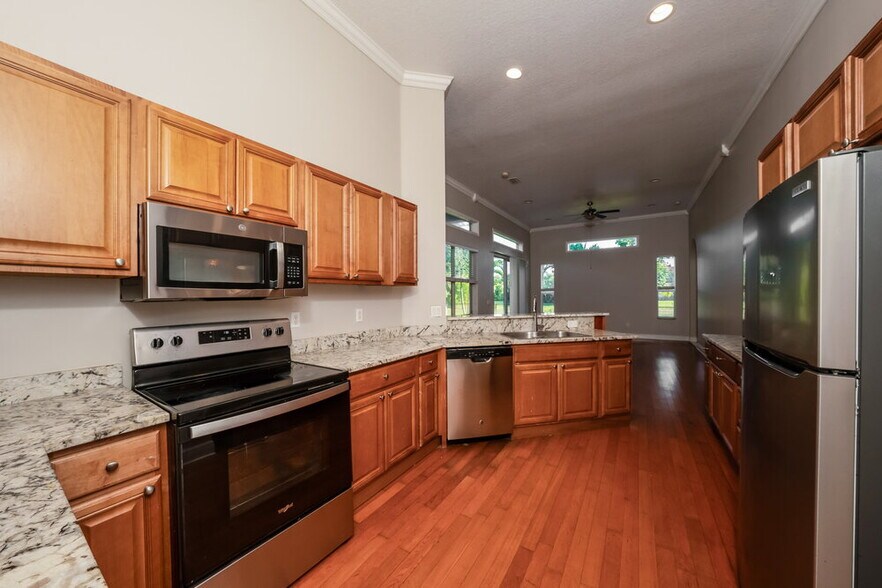 Building Photo - 1755 Palisades Dr