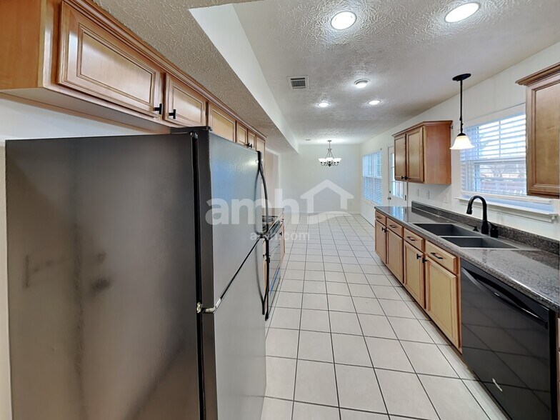 Building Photo - 2126 Burgess Ln