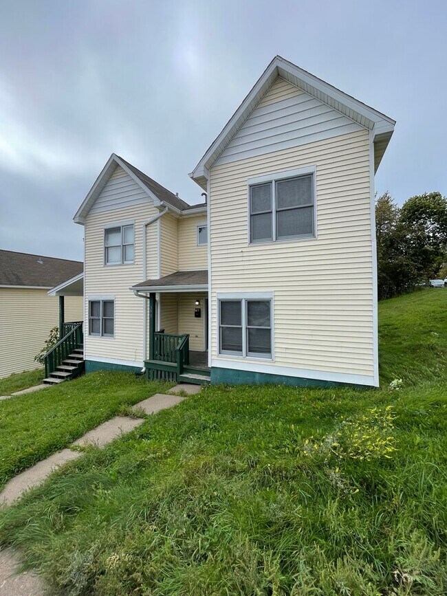 Building Photo - 321-323 N 3rd Ave W