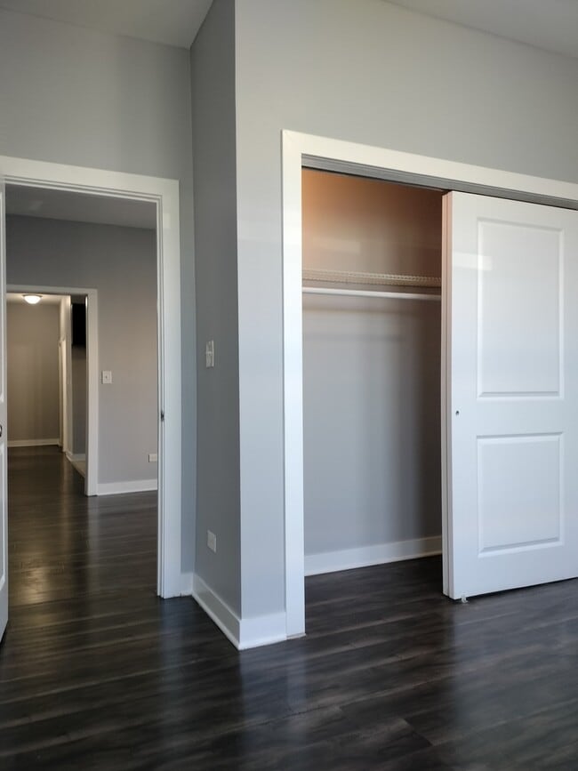 Building Photo - 1945 W 48th St