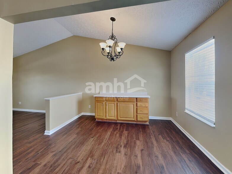 Building Photo - 372 Thompson St