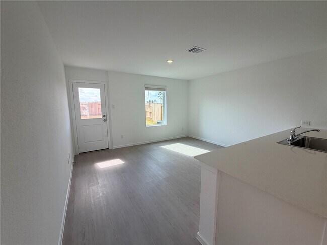 Building Photo - 922 Pertuso Ln