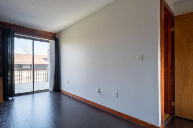 Building Photo - 2822 W Walnut St #16