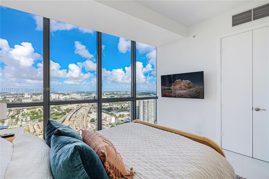 Building Photo - 1100 Biscayne Blvd
