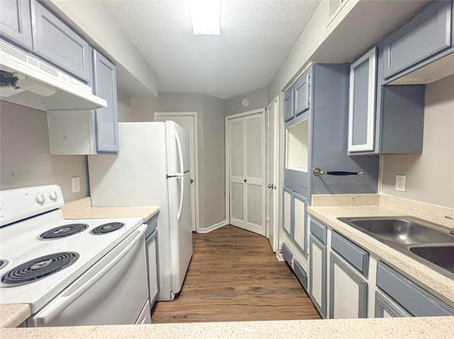 Building Photo - 9696 Walnut St