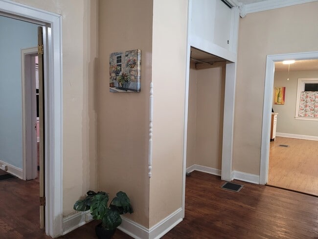 Building Photo - 1121 Elm St