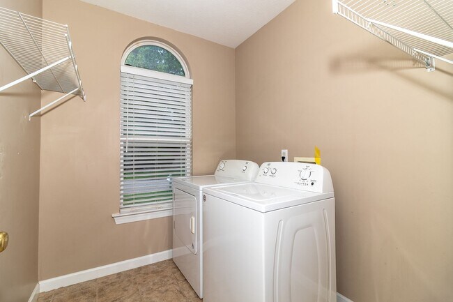 Building Photo - Beautiful 3 bedroom, in-law plan, Family Home in Martinez!  Walk to school!