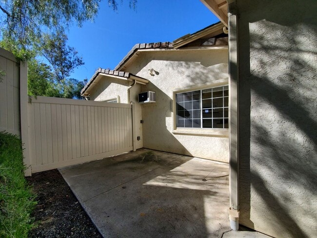 Building Photo - One bedroom at a Fantastic Price!