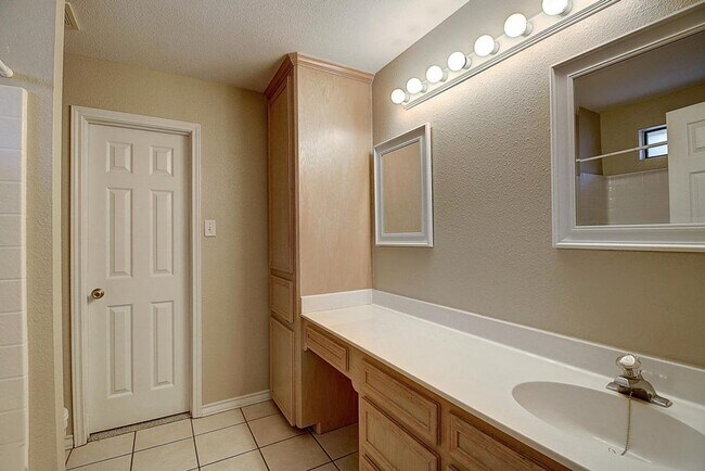Building Photo - 3805 Julia Cir