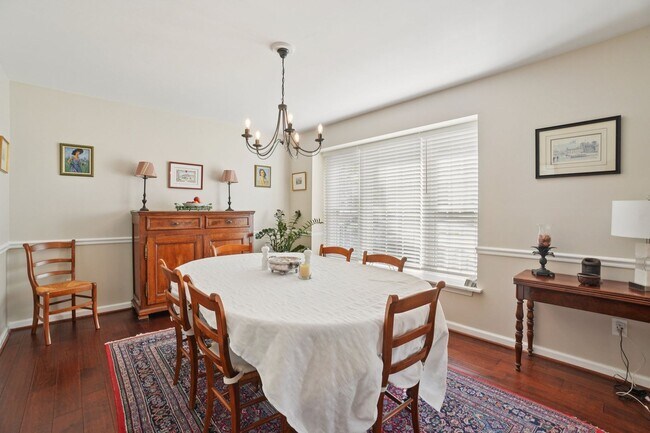 Building Photo - ocated in a sought-after community with to...