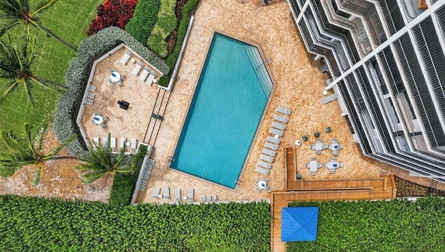 Building Photo - 9650 S Ocean Dr