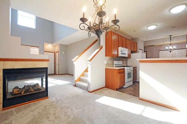 Building Photo - Beautiful 2-Bedroom 3-Bathroom Townhouse in Plymouth!