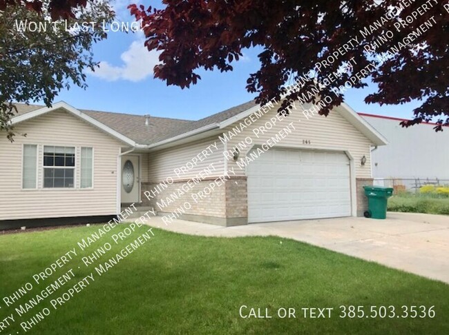 Primary Photo - Coming Soon! 3 Bed/2 Bath Upper Level Dupl...