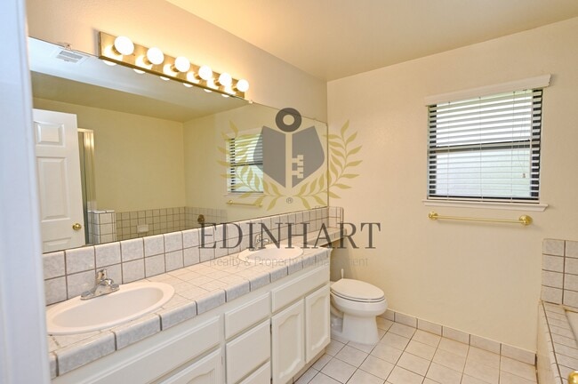 Building Photo - 6447 N Vagedes Ave