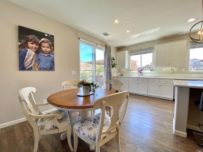 Building Photo - Living in Luxury in a Peaceful Setting