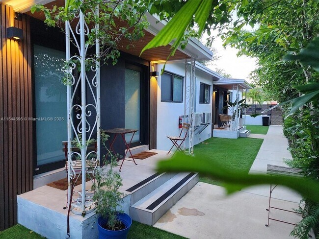 Building Photo - 740 SW 9th St