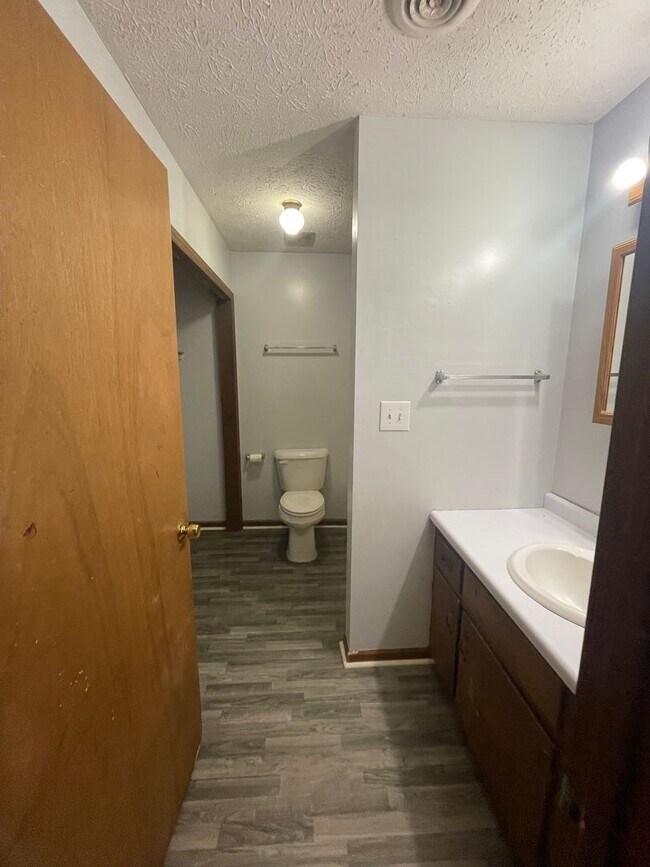 Building Photo - 2 BR 1 BA Eastside Duplex! Available for m...