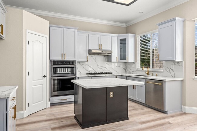 Building Photo - For rent: spacious and updated 5-bedroom, ...