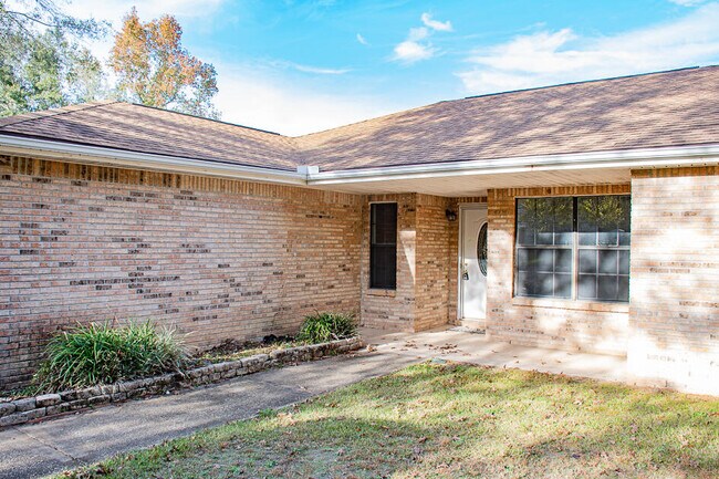 Building Photo - 112 Golf Course Dr