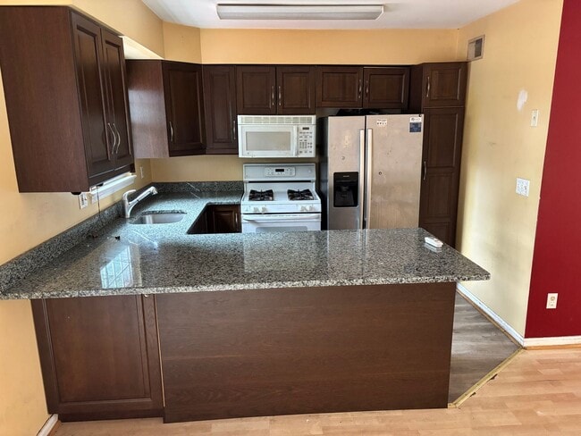 Building Photo - **NEW CARPETING** Abbey Lane Townhome 3 Beds 3 Baths!!