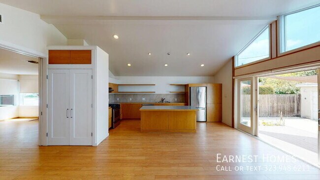 Building Photo - 2577 S Bundy Dr