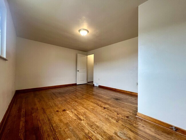 Building Photo - Outstanding Two Bedroom in Cheswick! Central A/C, Off-Street Parking & More!! Call Today!