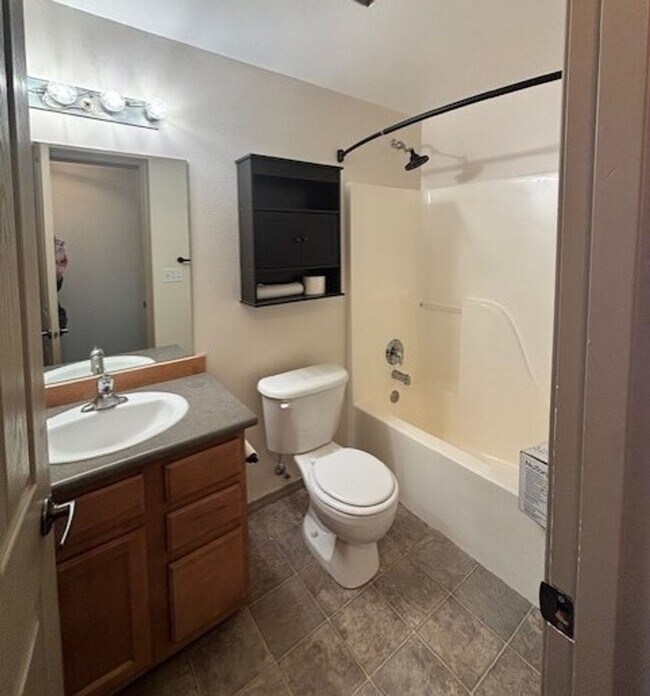 Building Photo - Mountain Views- La Pine