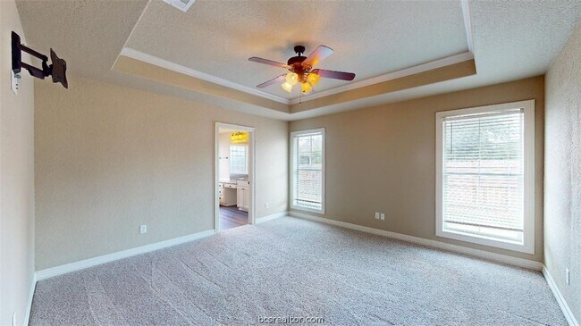 Building Photo - 3925 Devrne Dr