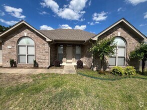 Building Photo - New Listing!