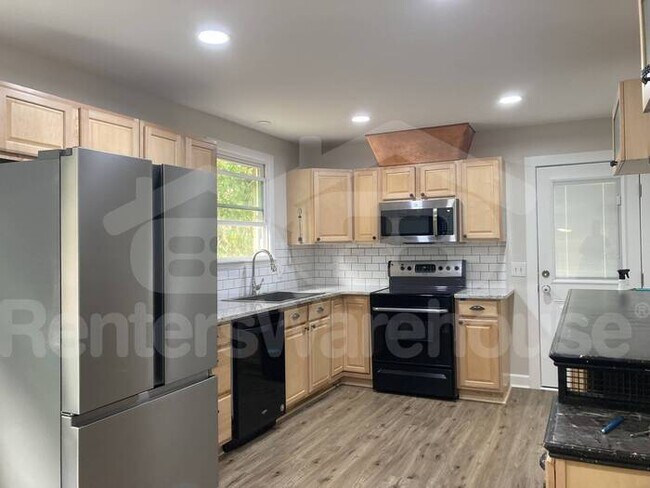 Building Photo - 2615 Vinyard St NE