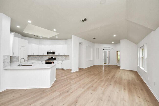 Building Photo - 5931 Mettler Ln