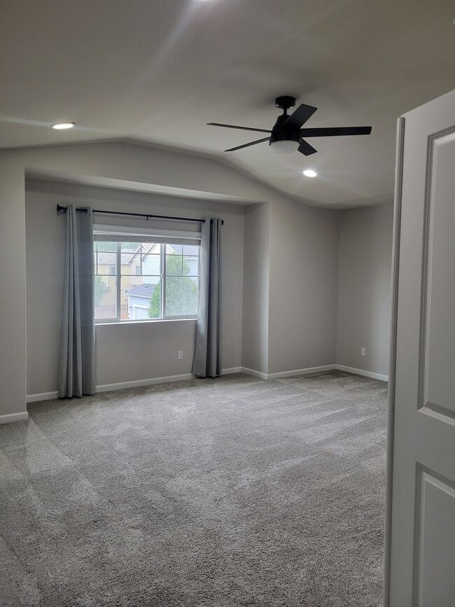 Building Photo - Great 3 bedr. with large loft in perfect l...