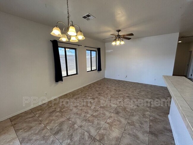 Building Photo - 15601 N Verde St