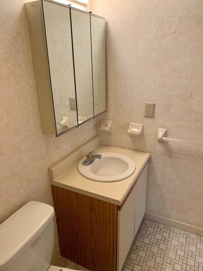 Building Photo - Gorgeous 2-Bedroom Townhome Near the Art Museum! One-Car Garage Included!