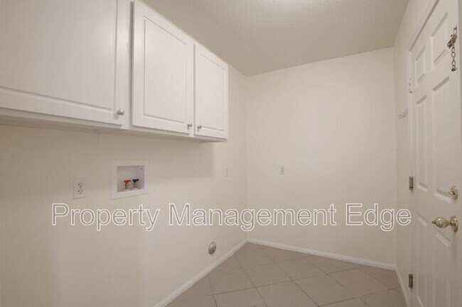 Building Photo - 32905 Northshire Cir