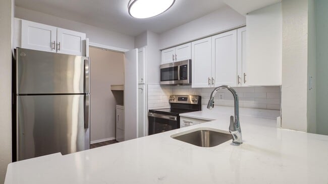 Building Photo - The Crest on Hampton Hollow