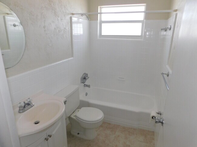 Building Photo - 741 Hummingbird Way