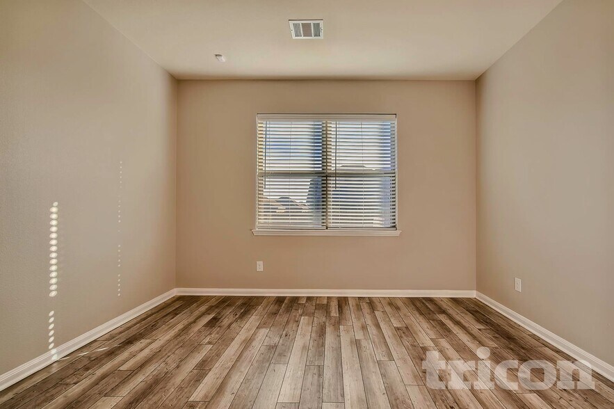 Building Photo - 1833 Chesapeake Dr