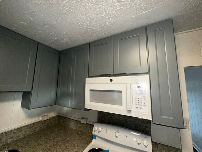 Building Photo - 1 bedroom duplex, fully renovated, 2 car p...