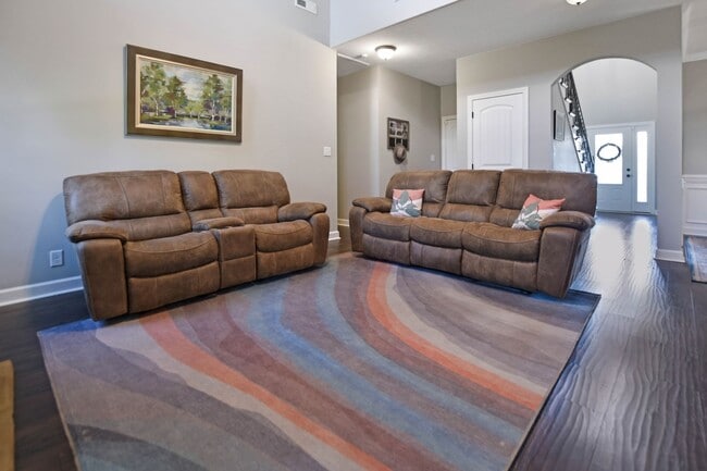 Building Photo - Pet Friendly Three Bedroom with Bonus in S...