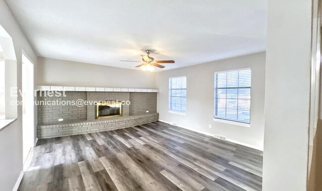 Building Photo - 7936 N Forest Ave