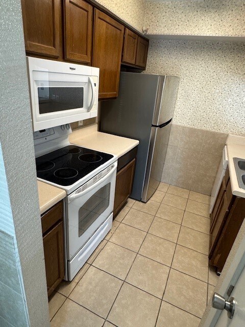 Building Photo - 17401 Red Oak Dr