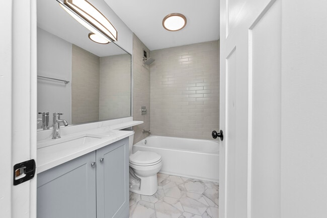 Building Photo - 1220 N Lasalle-4K