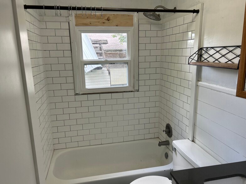 Building Photo - 214 Poplar St